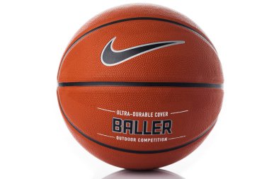 Nike marka, basketbol topu Nike Baller. Turuncu lastik dış top, ultra dayanıklı kaplama, beyaz arka planda yakın plan..