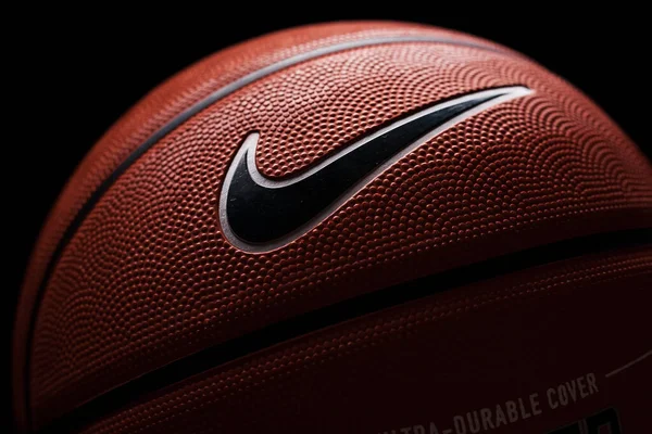 Nikeブランド バスケットボール Nike Baller オレンジゴム屋外ボール 超耐久性カバー 黒の背景にクローズアップ — ストック写真