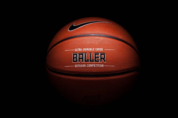 Nikeブランド バスケットボール Nike Baller オレンジゴム屋外ボール 超耐久性カバー 黒の背景にクローズアップ — ストック写真