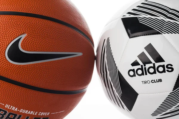 Piłki Marki Adidas Nike Koszykówka Piłki Nożnej Białym Tle Piłka — Zdjęcie stockowe