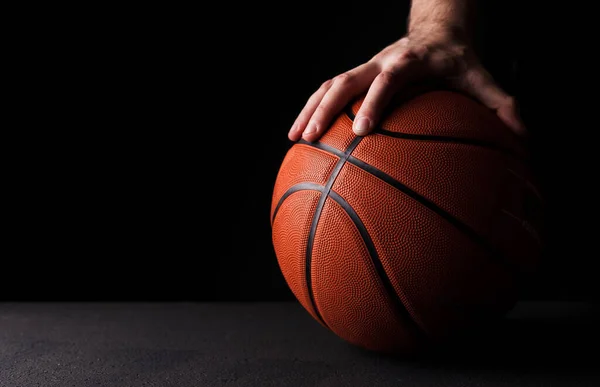 Pelota Baloncesto Naranja Goma Está Sosteniendo Por Una Mano Sobre — Foto de Stock