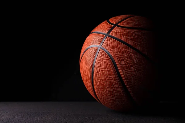 Una Pelota Goma Baloncesto Encuentra Piso Negro Con Fondo Oscuro — Foto de Stock