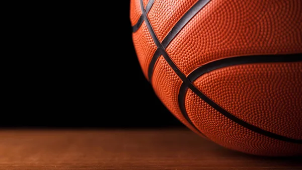 Balón Baloncesto Sobre Suelo Madera Fondo Negro — Foto de Stock