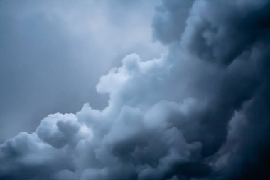 Bulutlu bir gökyüzünde büyük dramatik bulut. Fabrika emisyonu, hava kirliliği.