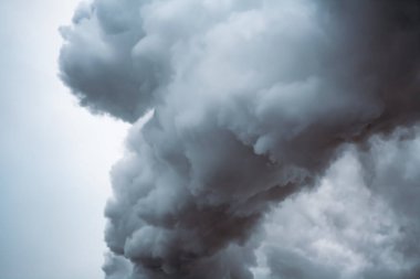 Bulutlu bir gökyüzünde büyük dramatik bulut. Fabrika emisyonu, hava kirliliği.