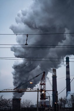 Hava kirliliği, büyük sigara piposunun kapanışı. Dramatik gri sanayi manzarası.