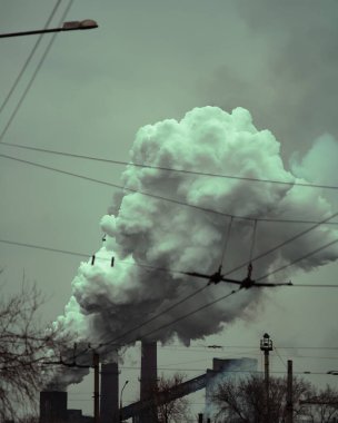 Kirli, karanlık endüstriyel duman arka planda yakın plan. Fabrika borusu havayı kirletiyor.