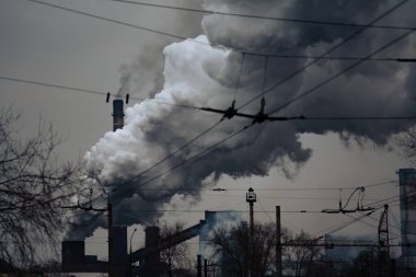 Fabrika boruları havayı kirletiyor, çevresel sorunlar, bacalardan duman çıkıyor..