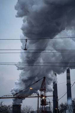 Fabrika boruları havayı kirletiyor, çevresel sorunlar, bacalardan duman çıkıyor..
