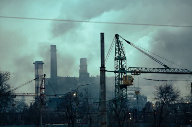 Fabrika boruları havayı kirletiyor, çevresel sorunlar, bacalardan duman çıkıyor..