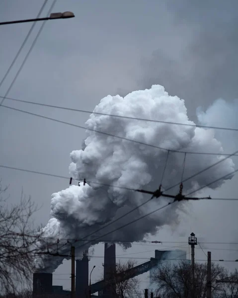 空气污染 关闭大烟斗 戏剧性的灰色工业景观 — 图库照片