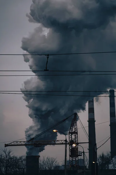 Fabrika Boruları Havayı Kirletiyor Çevresel Sorunlar Bacalardan Duman Çıkıyor — Stok fotoğraf
