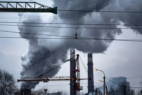 Fabrika Bacalarından Çıkan Hava Kirliliği Dumanı Karanlık Gökyüzü — Stok fotoğraf