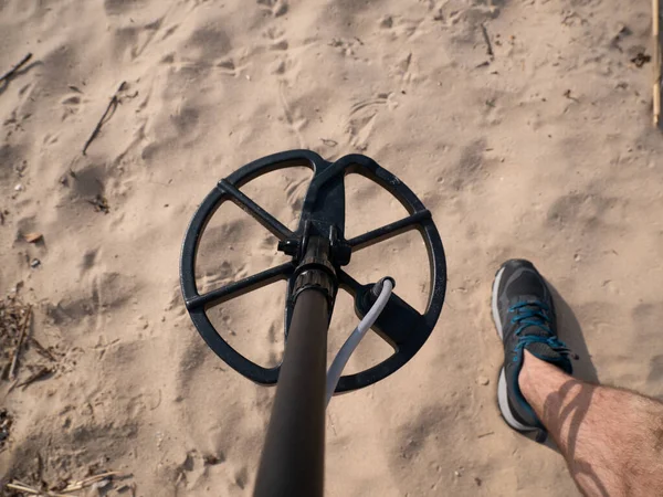 Ragazzo Terreno Sabbioso Con Metal Detector Alla Ricerca Tesori Una — Foto Stock