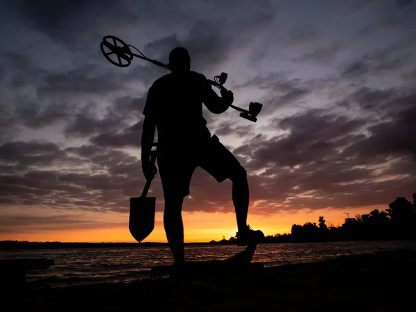 Guy Metal Detector Stands Backdrop Beautiful Sunset Coast Silhouette Man — Stock Photo, Image