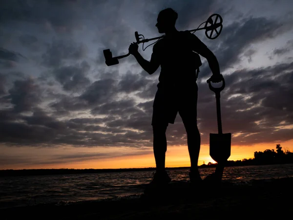 Silueta Hombre Contra Puesta Sol Con Detector Metales Una Pala — Foto de Stock