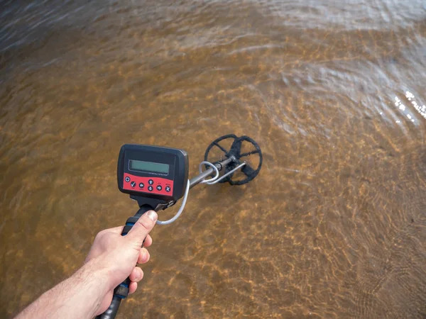 Close Van Een Metaaldetector Ondergedompeld Water — Stockfoto