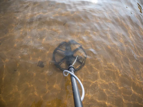 Close Van Een Metaaldetector Ondergedompeld Water — Stockfoto