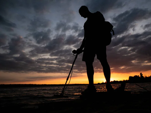 Tizio Con Metal Detector Trova Sullo Sfondo Bellissimo Tramonto Sulla Foto Stock