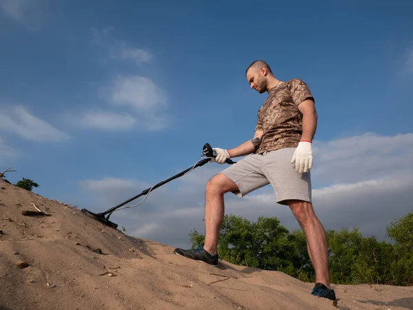 Uomo Terreno Sabbioso Con Metal Detector Alla Ricerca Tesori Una Fotografia Stock