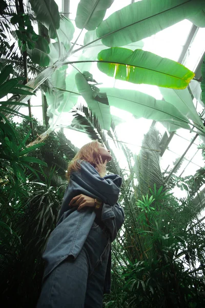 Menina Loira Bonita Retrato Livre Jardim Botânico Entre Plantas Exóticas — Fotografia de Stock