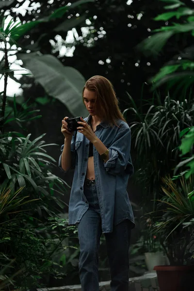 Krásná Mladá Turistická Dívka Kamerou Botanické Zahradě Fotografování Rostlin Přírody — Stock fotografie