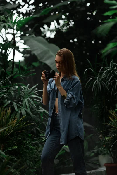 Krásná Mladá Turistická Dívka Kamerou Botanické Zahradě Fotografování Rostlin Přírody — Stock fotografie