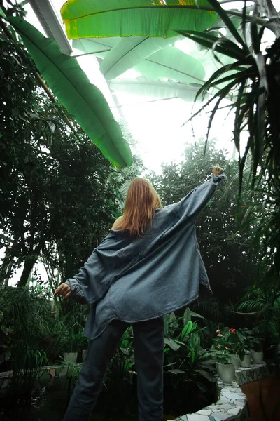 Mooi Jong Blond Meisje Portret Buiten Een Botanische Tuin Onder Stockfoto