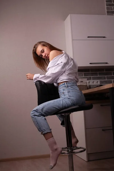 Porträtt Vacker Blond Flicka Enkla Vardagliga Saker Sitter Inomhus — Stockfoto