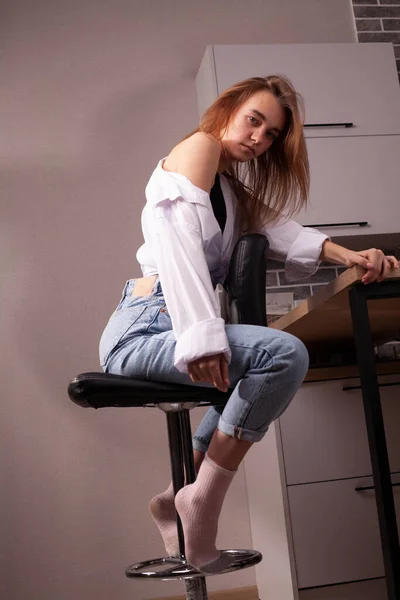 실내에서 생활을 아름다운 금발의 소녀의 — 스톡 사진