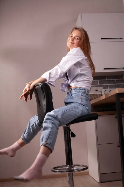 Retrato Una Hermosa Chica Rubia Simples Cosas Cotidianas Sentada Interior — Foto de Stock