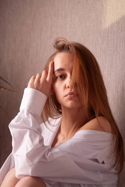 Linda Menina Loira Atraente Está Sentado Seu Quarto Descansando Sob — Fotografia de Stock