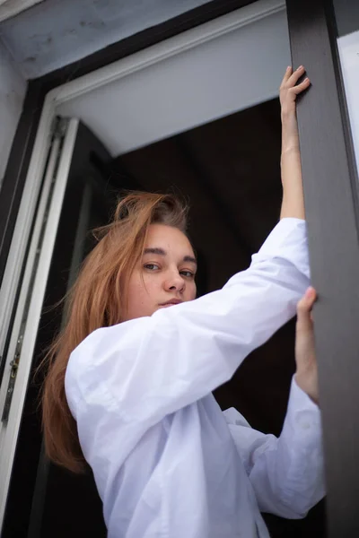 Retrato Uma Bela Jovem Loira Olhando Pela Janela — Fotografia de Stock