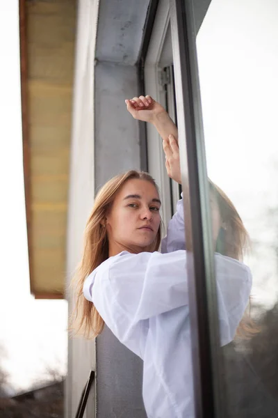 Retrato Uma Bela Jovem Loira Olhando Pela Janela — Fotografia de Stock