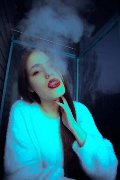 Jovem Menina Bonita Fuma Cigarro Close Retrato — Fotografia de Stock