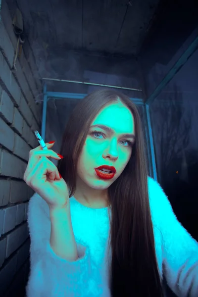 Ung Vacker Flicka Röker Cigarett Närbild Porträtt — Stockfoto
