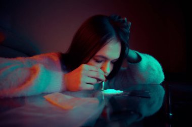 Beyaz kokain tozunu koklayan bir kızın portresi. Bağımlılık ve bağımlılık kavramı.