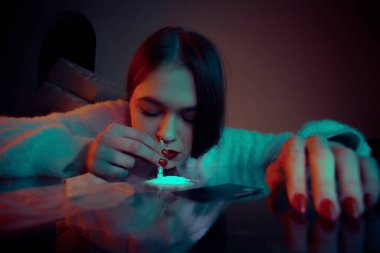 Beyaz kokain tozunu koklayan bir kızın portresi. Bağımlılık ve bağımlılık kavramı.