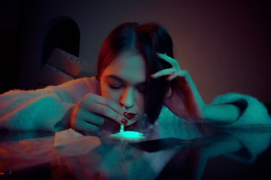 Beyaz kokain tozunu koklayan bir kızın portresi. Bağımlılık ve bağımlılık kavramı.