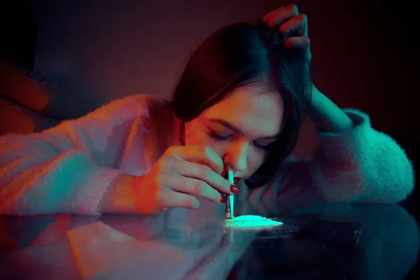 Retrato Uma Rapariga Cheirar Uma Linha Cocaína Branca Conceito Dependência — Fotografia de Stock