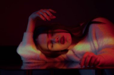 Modern trend rengi yakın plan güzel esmer bir kızın portresi.