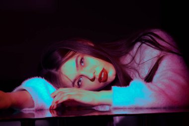 Modern trend rengi yakın plan güzel esmer bir kızın portresi.