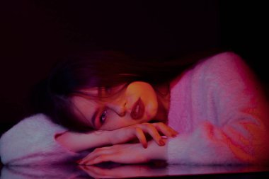 Modern trend rengi yakın plan güzel esmer bir kızın portresi.