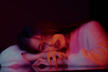 Modern trend rengi yakın plan güzel esmer bir kızın portresi.