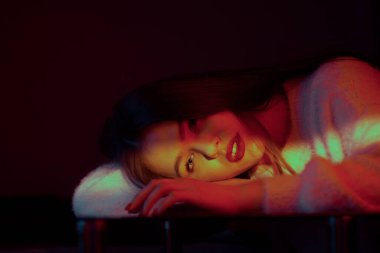 Modern trend rengi yakın plan güzel esmer bir kızın portresi.