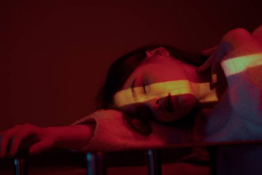 Modern trend rengi yakın plan güzel esmer bir kızın portresi.