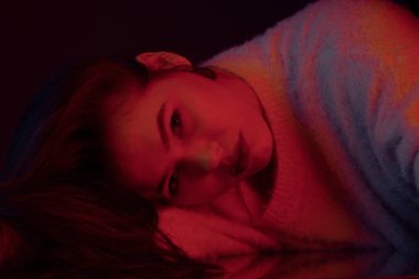 Modern trend rengi yakın plan güzel esmer bir kızın portresi.