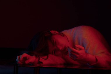 Modern trend rengi yakın plan güzel esmer bir kızın portresi.