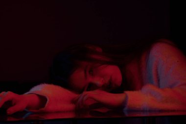 Modern trend rengi yakın plan güzel esmer bir kızın portresi.