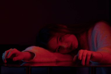 Modern trend rengi yakın plan güzel esmer bir kızın portresi.